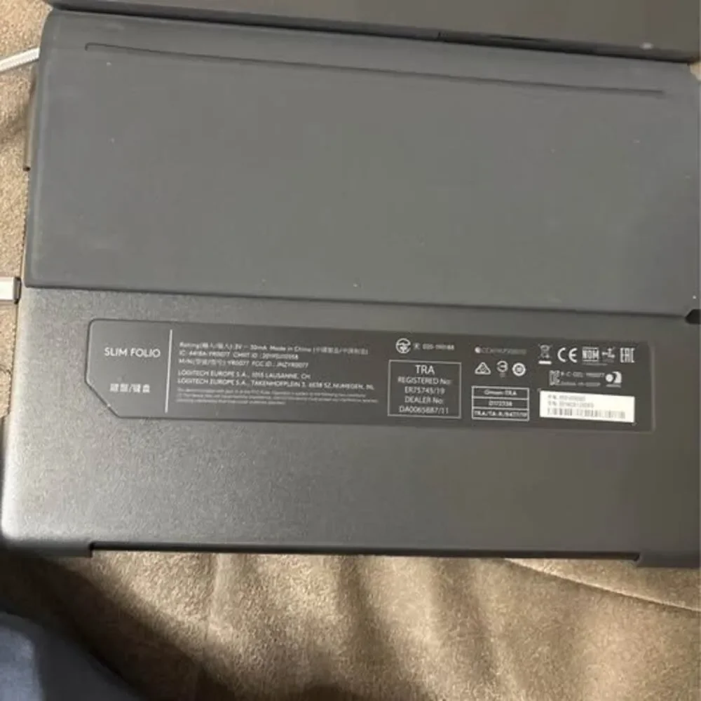Apple iPad with Keyboard Case – Activation Locked – For Parts/Repair